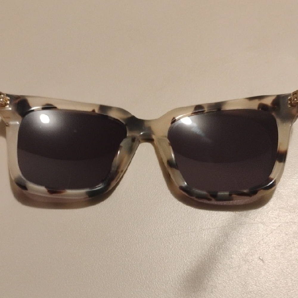 Stylish Tortoise Shell Sunglasses - Picture 2 of 5